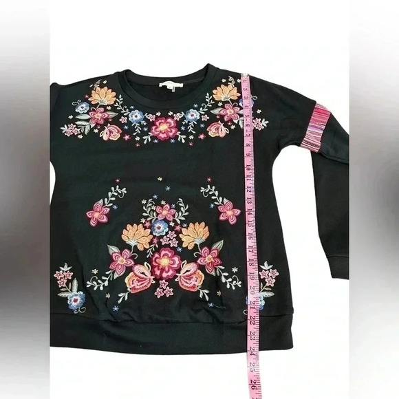 Andree by Unit Black Pull Over Floral Embroidered Sweater Women’s size Small - Picture 7 of 11